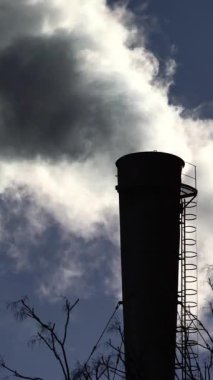 Duman bacadan geliyor. Dikey video