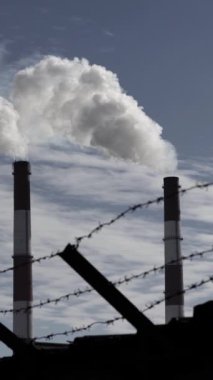 Duman bacadan geliyor. Dikey video