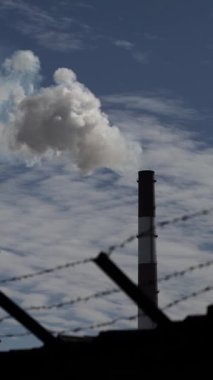 Duman bacadan geliyor. Dikey video