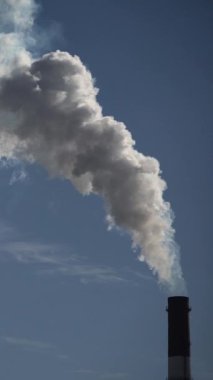 Duman bacadan geliyor. Dikey video