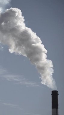 Duman bacadan geliyor. Dikey video