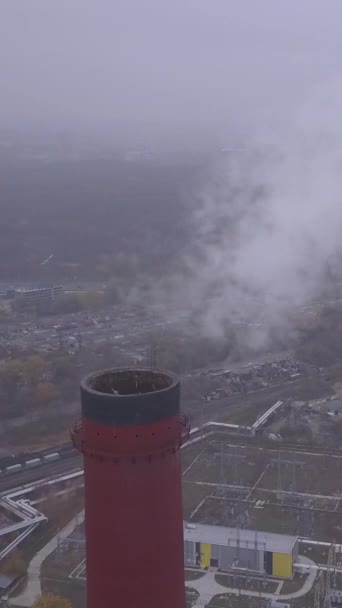 Дим надходить з димоходу. Вертикальне відео — стокове відео