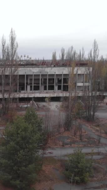 Sperrzone Tschernobyl. Pripjat. Vertikales Video — Stockvideo