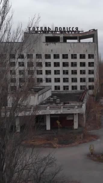 Tjernobyls exklusiva zon. Pripyat. Vertikal video — Stockvideo