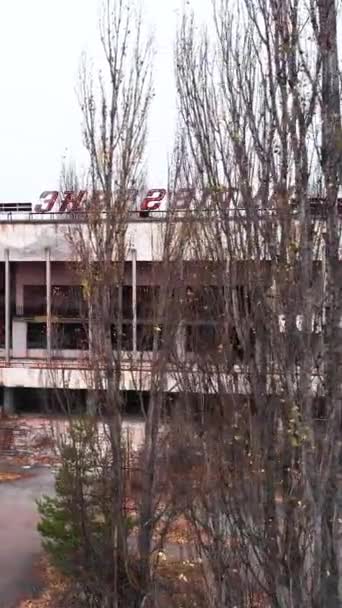 Tjernobyls exklusiva zon. Pripyat. Vertikal video — Stockvideo