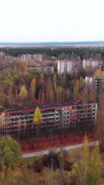 Sperrzone Tschernobyl. Pripjat. Vertikales Video — Stockvideo