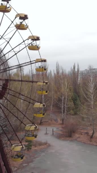 Uitsluitingszone Tsjernobyl. Pripyat. Verticale video — Stockvideo