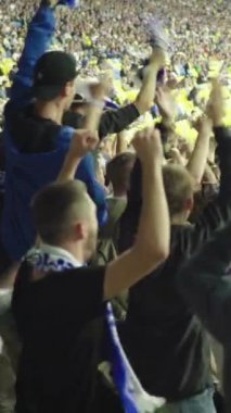 Maç boyunca stadyumdaki taraftarlar. Dikey video