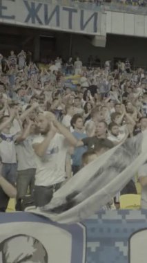 Maç boyunca stadyumdaki taraftarlar. Dikey video