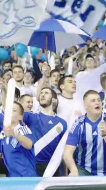 Maç boyunca stadyumdaki taraftarlar. Dikey video