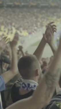 Maç boyunca stadyumdaki taraftarlar. Dikey video