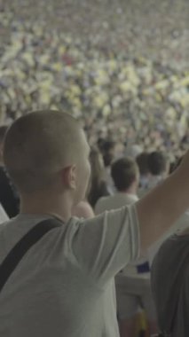 Maç boyunca stadyumdaki taraftarlar. Dikey video