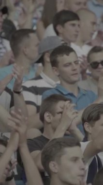 Maç boyunca stadyumdaki taraftarlar. Dikey video