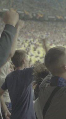 Maç boyunca stadyumdaki taraftarlar. Dikey video