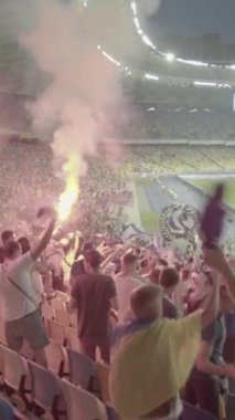 Maç boyunca stadyumdaki taraftarlar. Dikey video