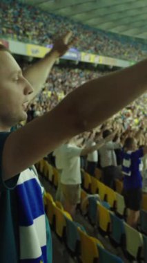 Maç boyunca stadyumdaki taraftarlar. Dikey video