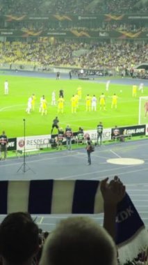 Maç boyunca stadyumdaki taraftarlar. Dikey video