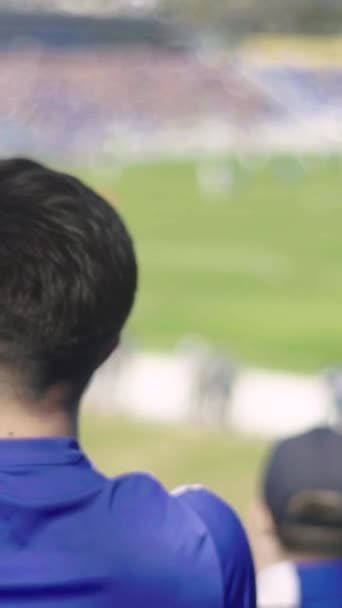 Aficionados en el estadio durante el partido. Vídeo vertical — Vídeo de stock