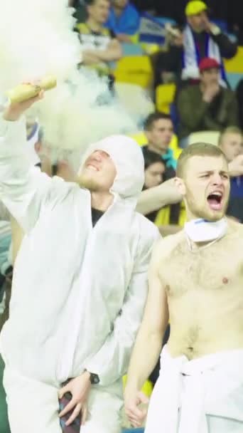 Aficionados en el estadio durante el partido. Vídeo vertical — Vídeo de stock