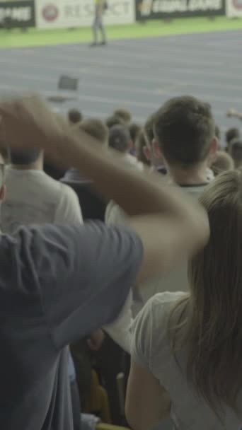 Fans während des Spiels im Stadion. Vertikales Video — Stockvideo