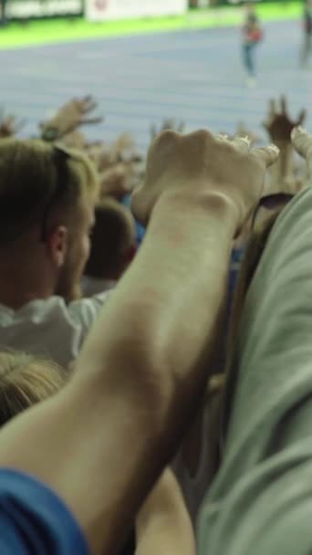 Fans während des Spiels im Stadion. Vertikales Video — Stockvideo