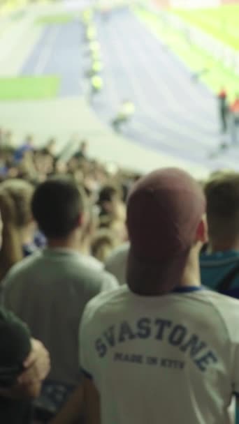 Penggemar di stadion selama pertandingan. Video vertikal — Stok Video