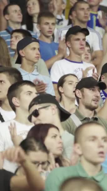 Fans während des Spiels im Stadion. Vertikales Video — Stockvideo