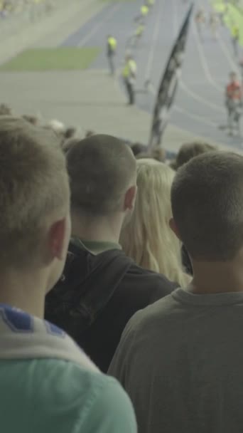 Aficionados en el estadio durante el partido. Vídeo vertical — Vídeos de Stock