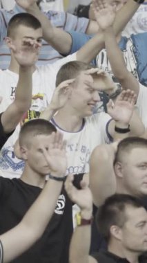 Maç boyunca stadyumdaki taraftarlar. Dikey video