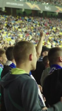 Maç boyunca stadyumdaki taraftarlar. Dikey video