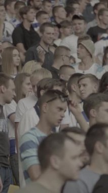 Maç boyunca stadyumdaki taraftarlar. Dikey video
