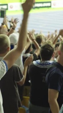 Maç boyunca stadyumdaki taraftarlar. Dikey video