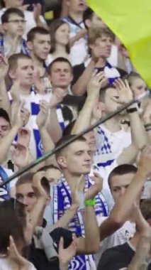 Maç boyunca stadyumdaki taraftarlar. Dikey video