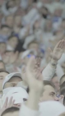 Maç boyunca stadyumdaki taraftarlar. Dikey video