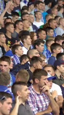 Maç boyunca stadyumdaki taraftarlar. Dikey video