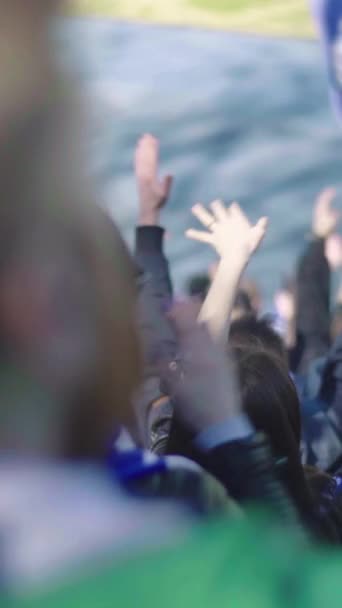 Fans på stadion under kampen. Lodret video – Stock-video