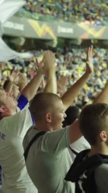 Maç boyunca stadyumdaki taraftarlar. Dikey video