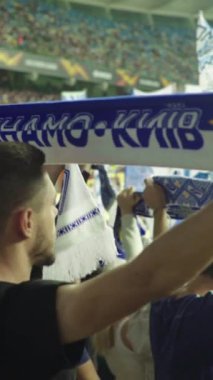 Maç boyunca stadyumdaki taraftarlar. Dikey video