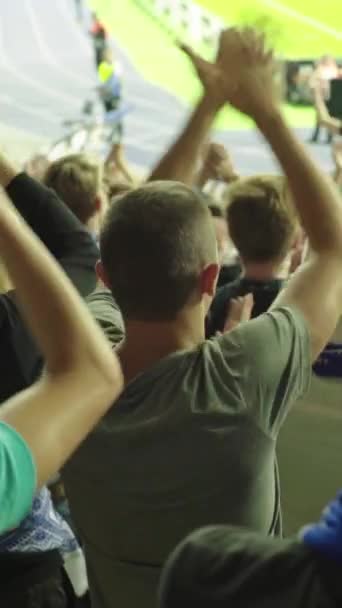 Fãs no estádio durante o jogo. Vídeo vertical — Vídeo de Stock