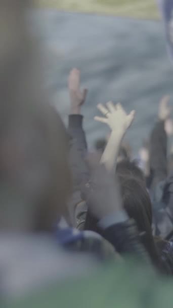 Fans während des Spiels im Stadion. Vertikales Video — Stockvideo