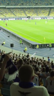 Maç boyunca stadyumdaki taraftarlar. Dikey video