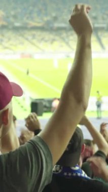 Maç boyunca stadyumdaki taraftarlar. Dikey video