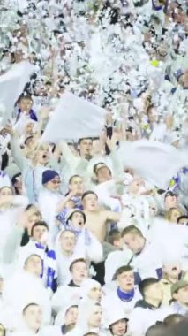 Maç boyunca stadyumdaki taraftarlar. Dikey video