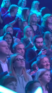 TV stüdyosundaki izleyiciler bir TV şovu kaydederken. Dikey video