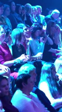 TV stüdyosundaki izleyiciler bir TV şovu kaydederken. Dikey video