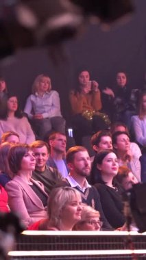 TV stüdyosundaki izleyiciler bir TV şovu kaydederken. Dikey video