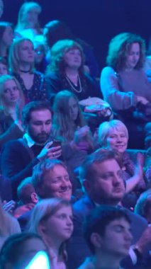 TV stüdyosundaki izleyiciler bir TV şovu kaydederken. Dikey video