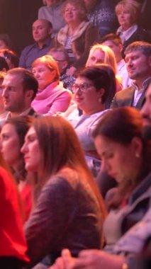 TV stüdyosundaki izleyiciler bir TV şovu kaydederken. Dikey video