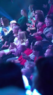 TV stüdyosundaki izleyiciler bir TV şovu kaydederken. Dikey video