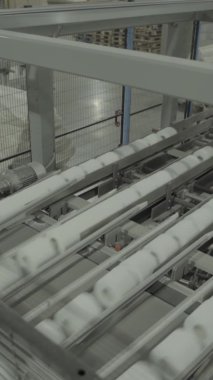 Kağıt fabrikasında taşıyıcı. Teknoloji. Dikey video